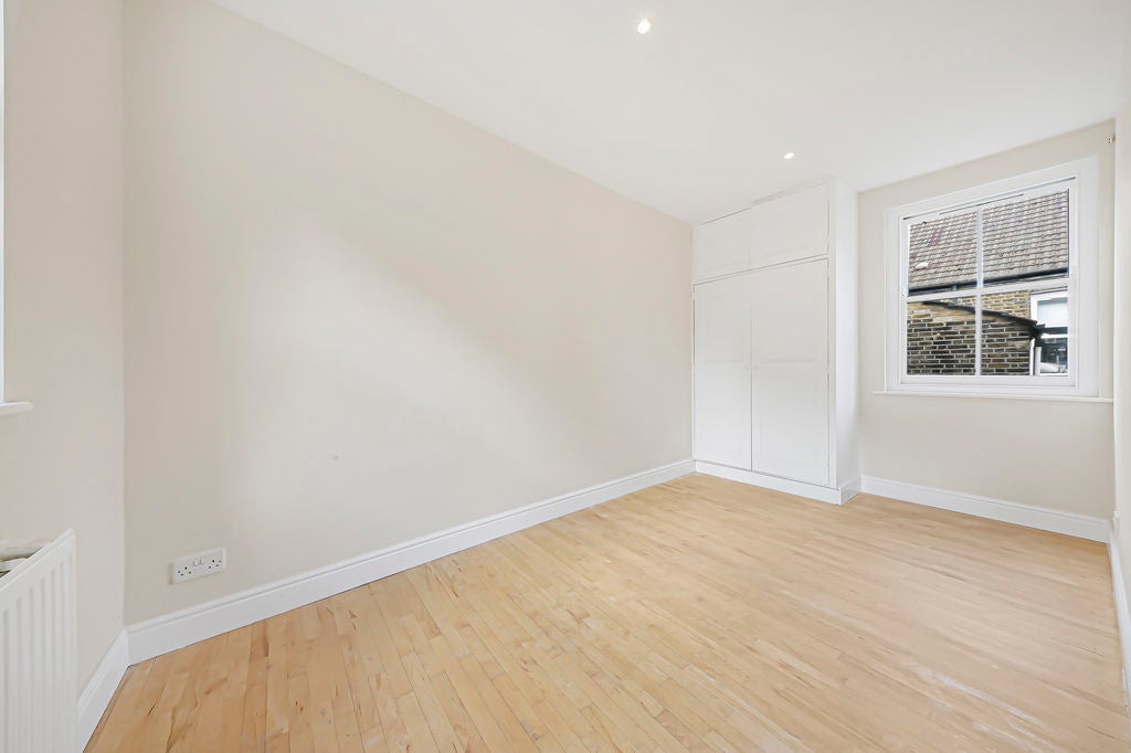 Flat Bullen Street in Greater London