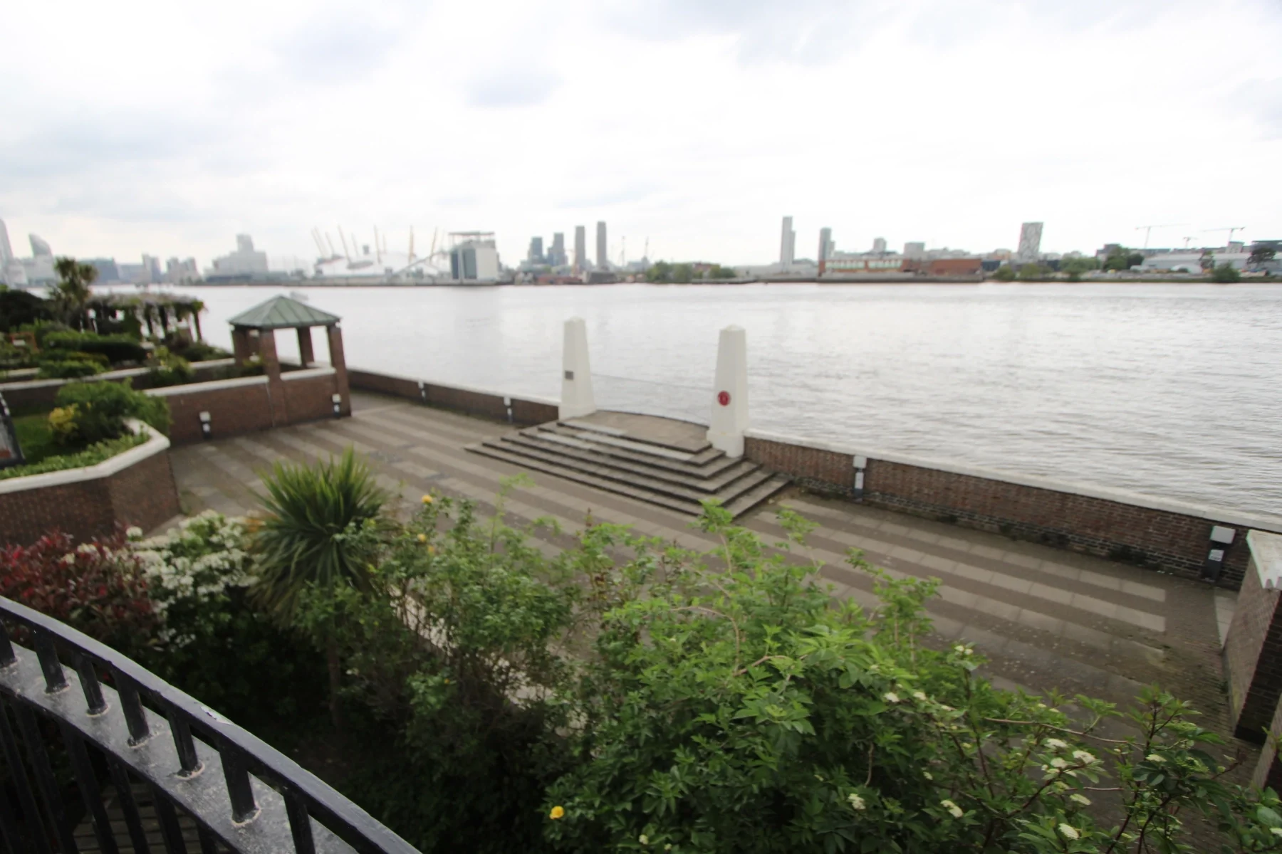 Flat Sextant Avenue in Greater London