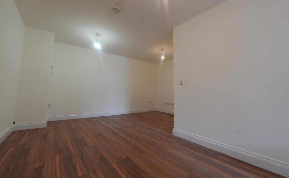 Flat Farnburn Avenue in Slough