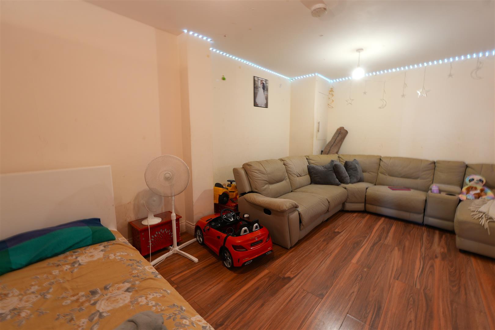 Flat Farnburn Avenue in Slough