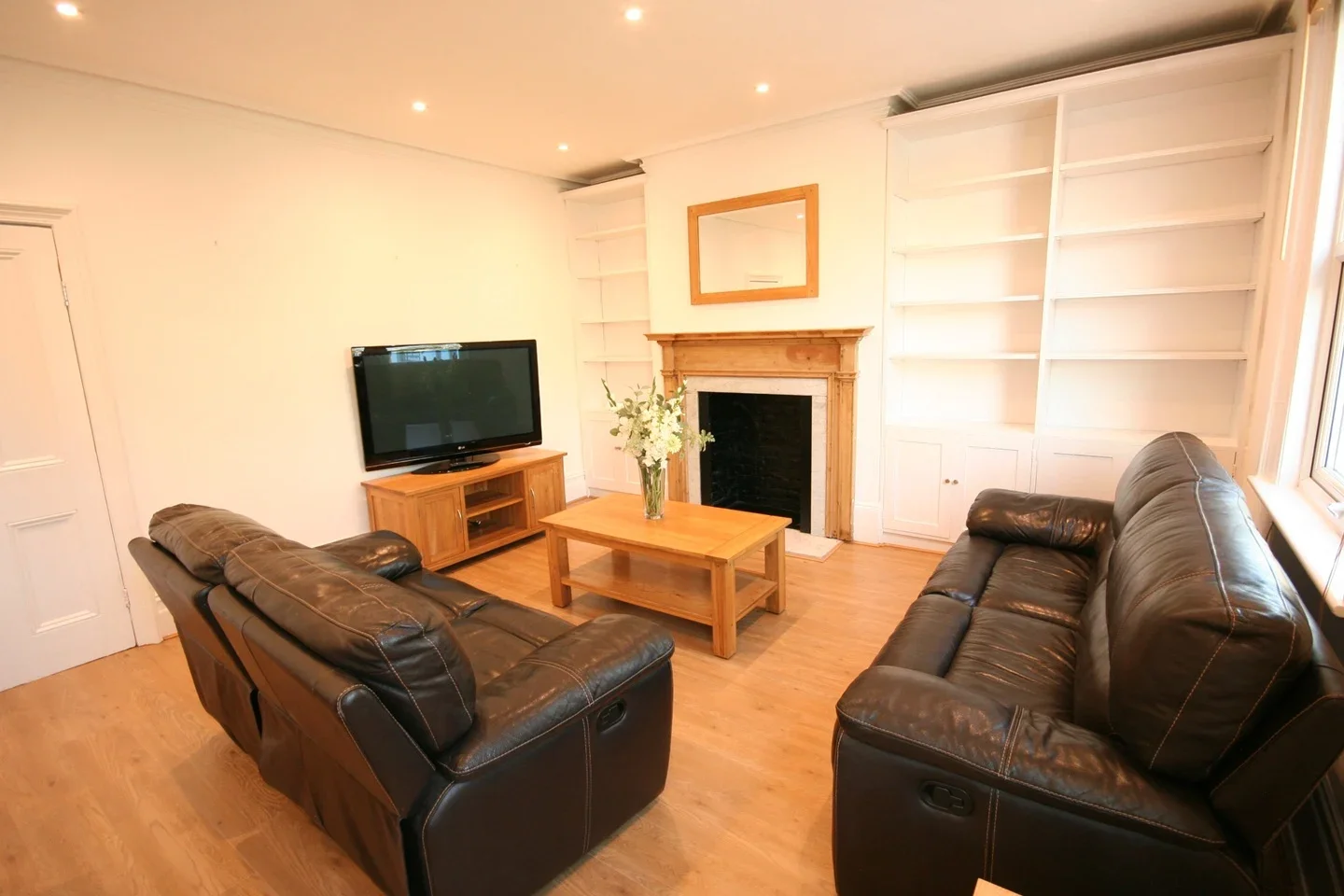 Flat Estcourt Road in Greater London