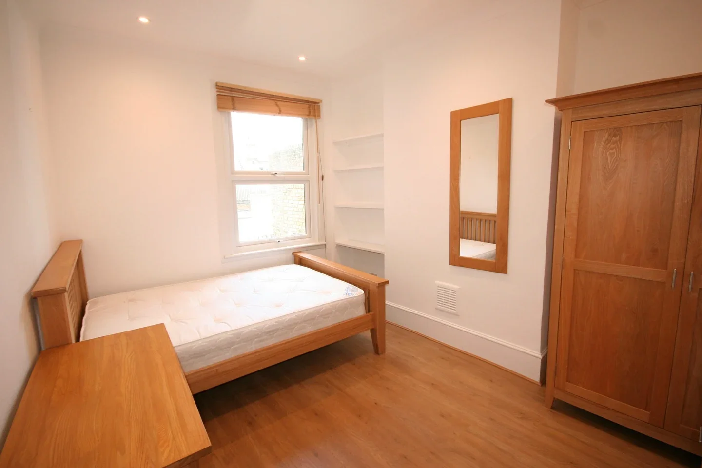 Flat Estcourt Road in Greater London