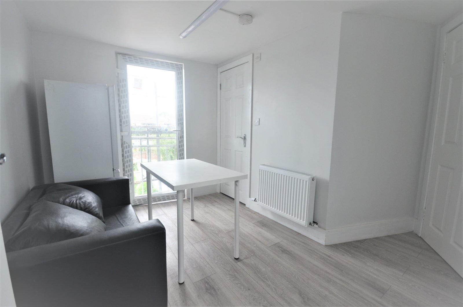 Flat Fullwell Avenue in Greater London