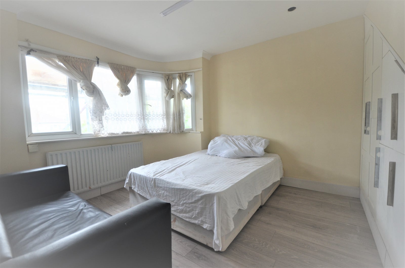 Flat Fullwell Avenue in Greater London