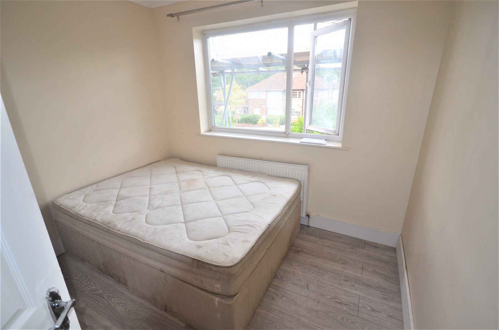 Flat Fullwell Avenue in Greater London
