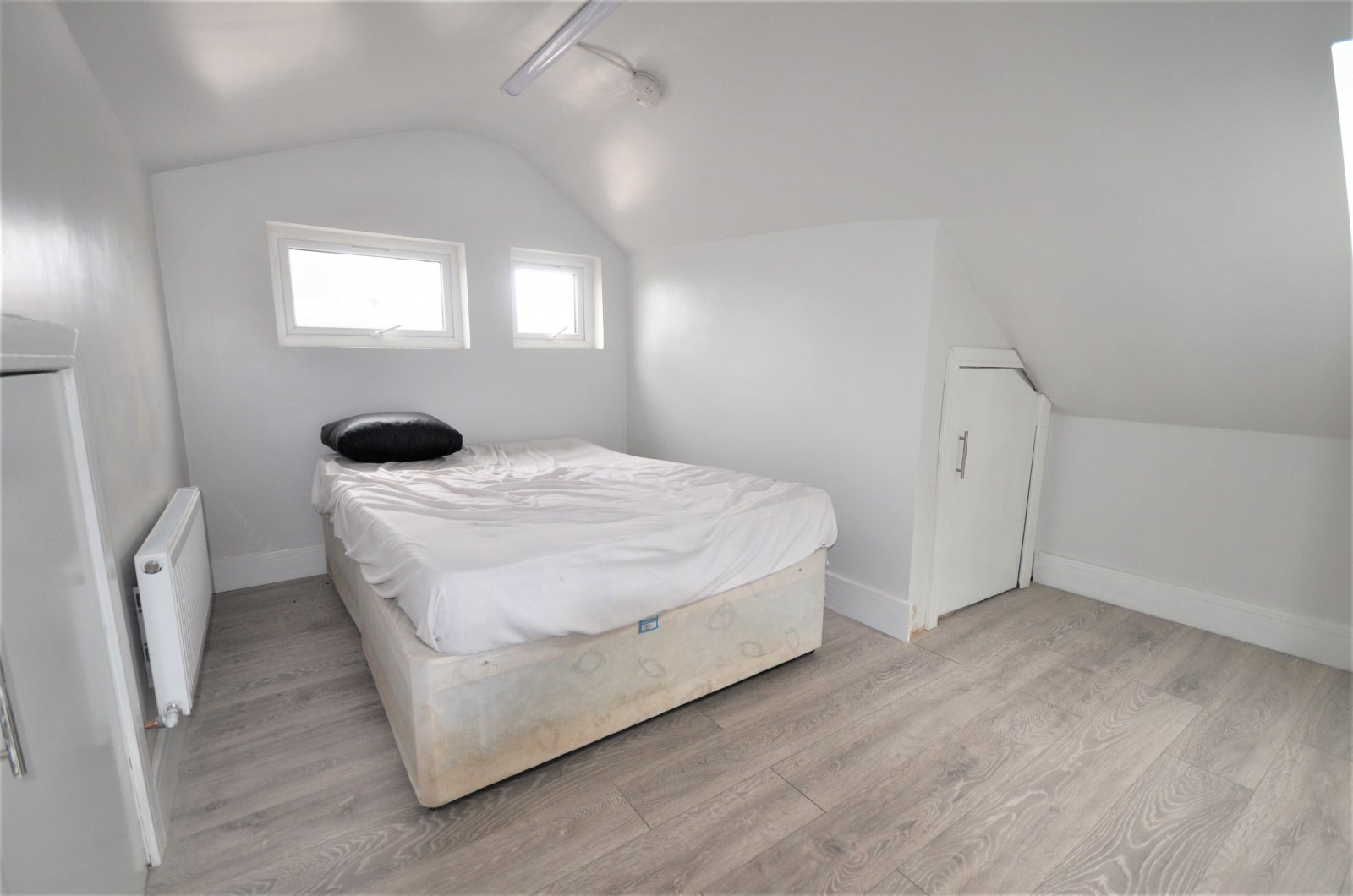 Flat Fullwell Avenue in Greater London