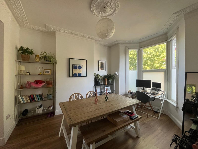 Room West Green Road in Greater London