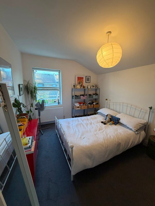Room West Green Road in Greater London