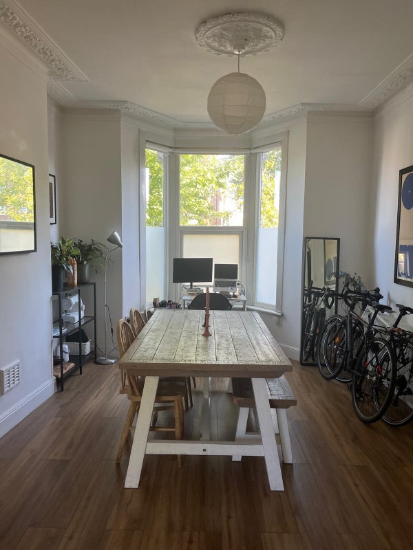 Room West Green Road in Greater London