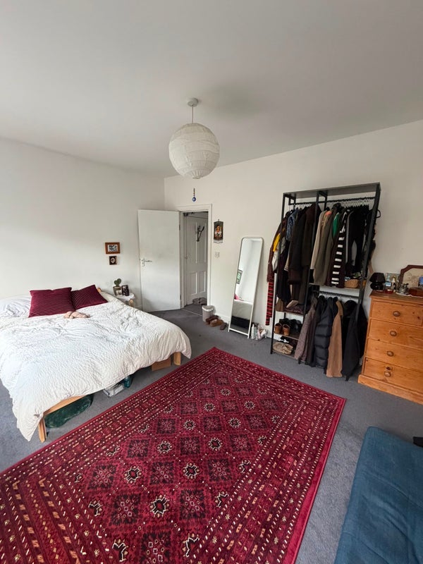 Room West Green Road in Greater London