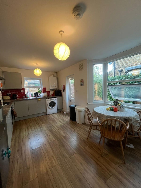 Room West Green Road in Greater London