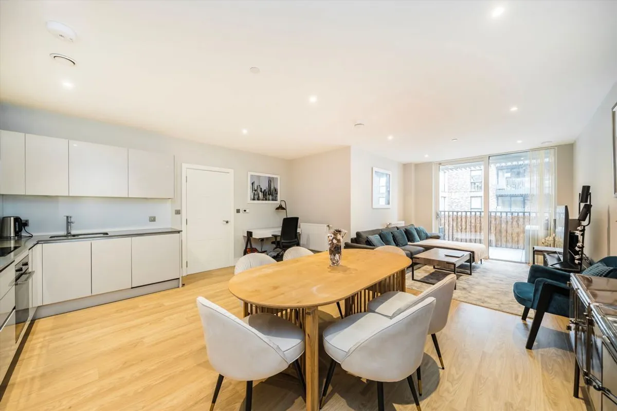 Flat Plough Lane in Greater London