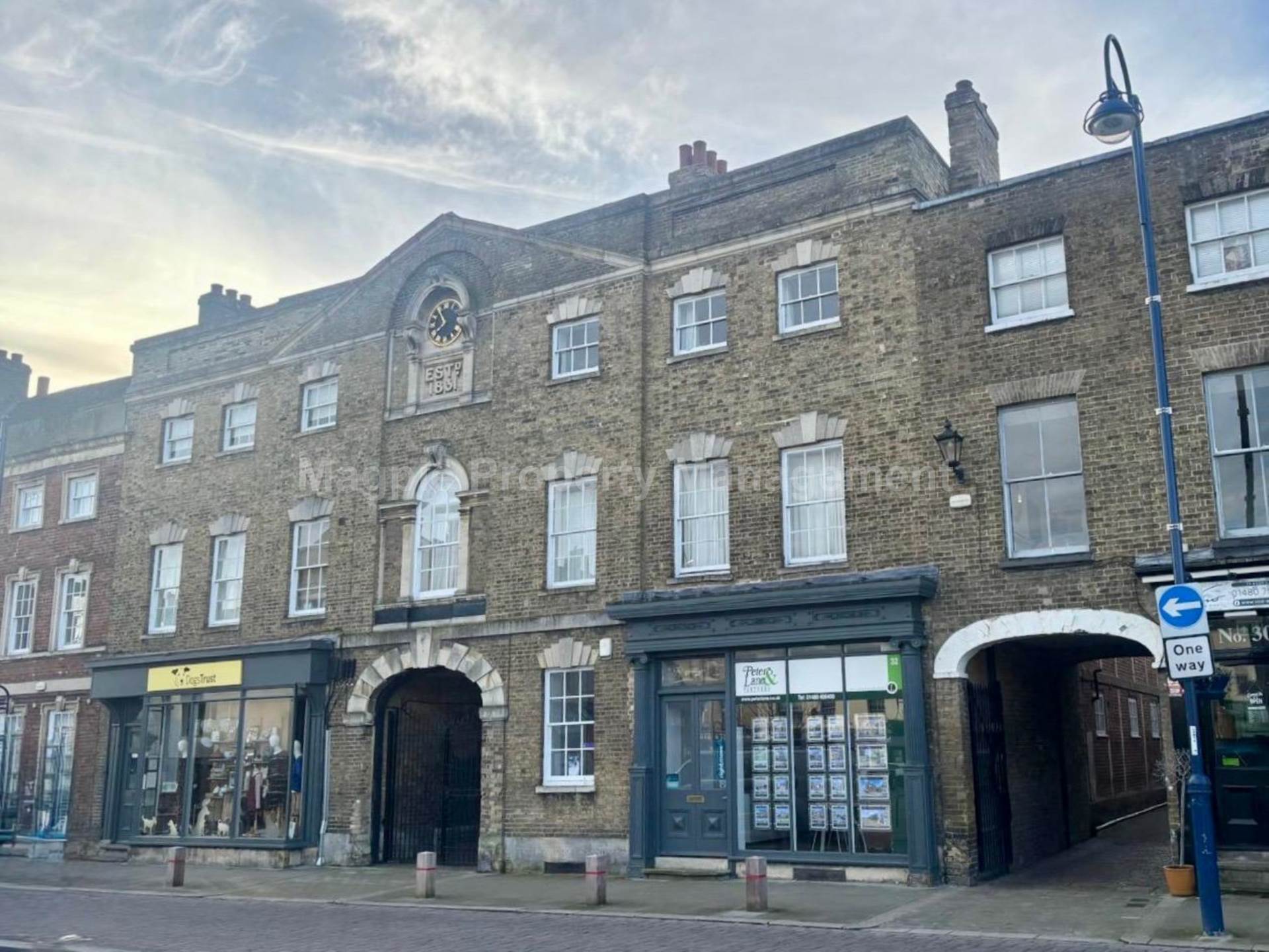 Flat Market Square in Huntingdonshire