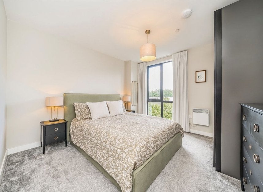 Flat Merantun Way in Greater London