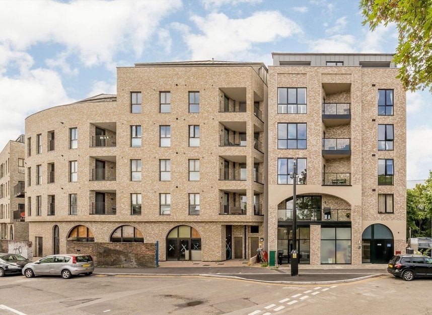 Flat Merantun Way in Greater London