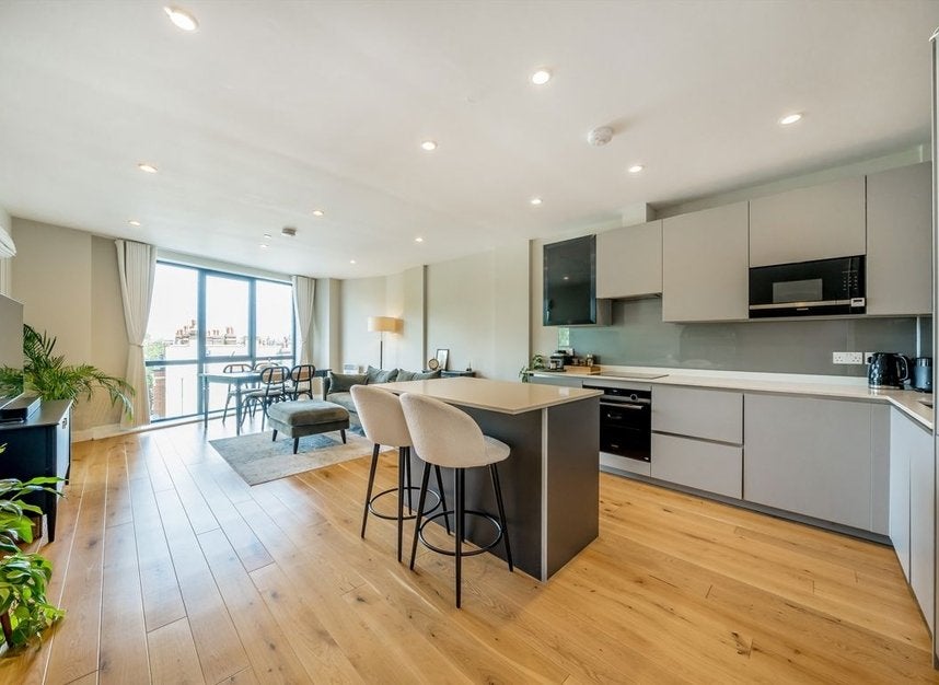 Flat Merantun Way in Greater London