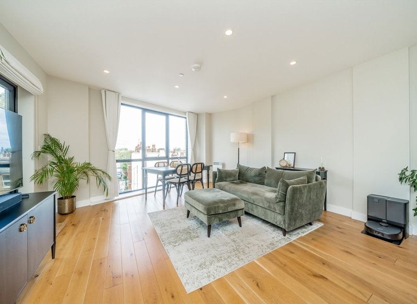 Flat Merantun Way in Greater London