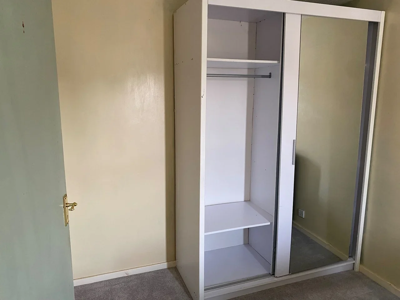 Room Denton Close in Reigate and Banstead