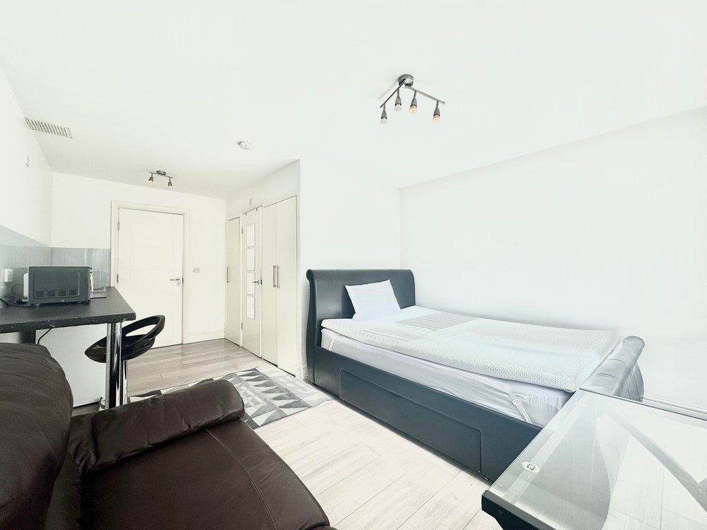 Flat Putney Hill in Greater London