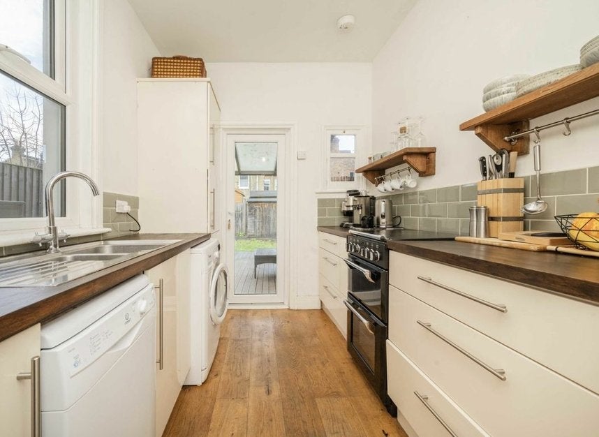 Flat Byton Road in Greater London