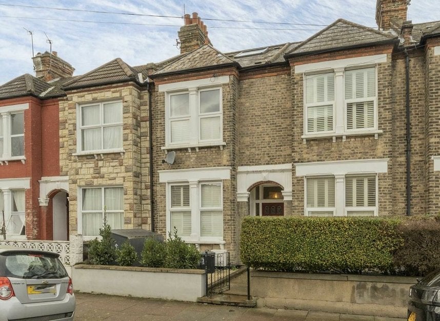 Flat Byton Road in Greater London