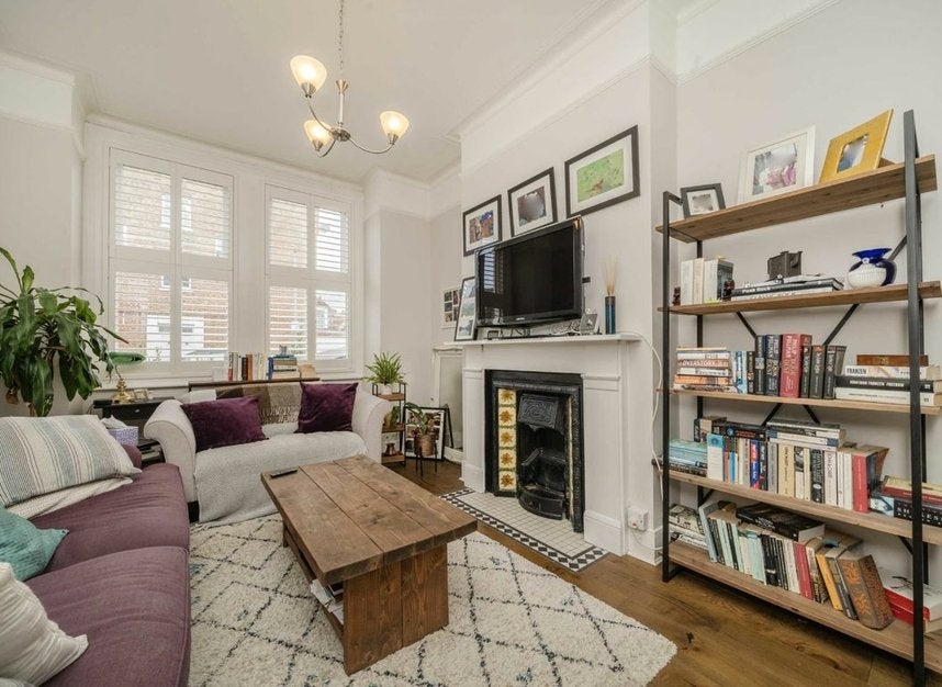 Flat Byton Road in Greater London