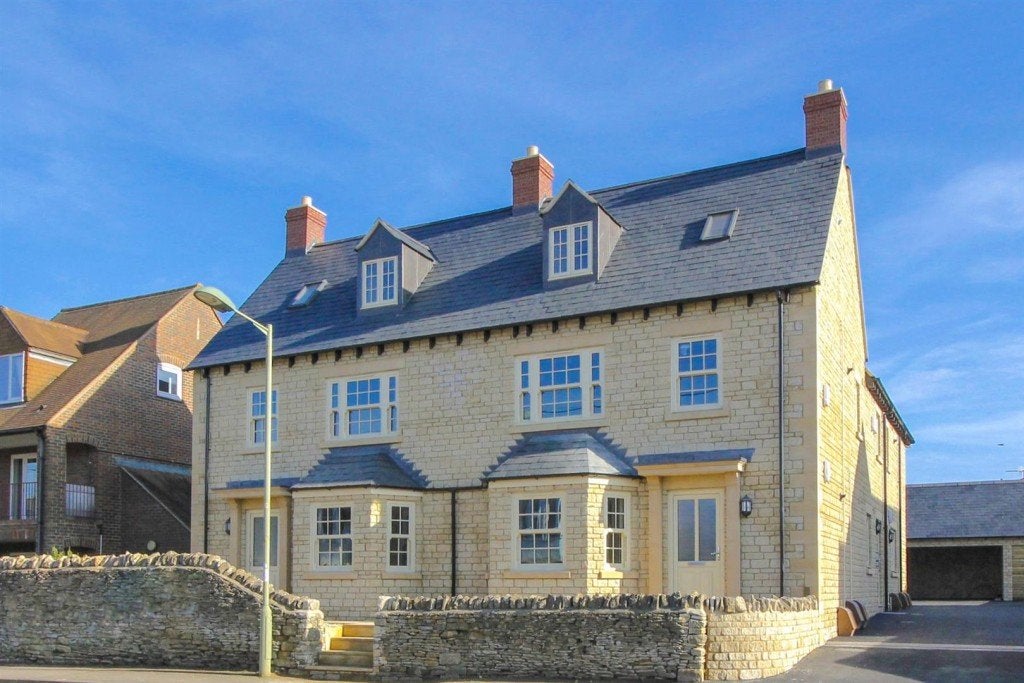Flat Hensington Road in West Oxfordshire