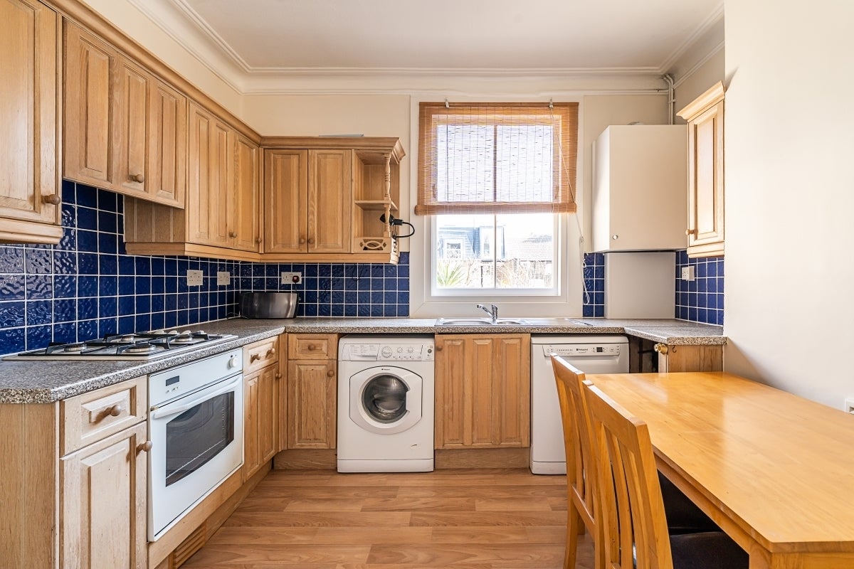 Flat Harbut Road in Greater London