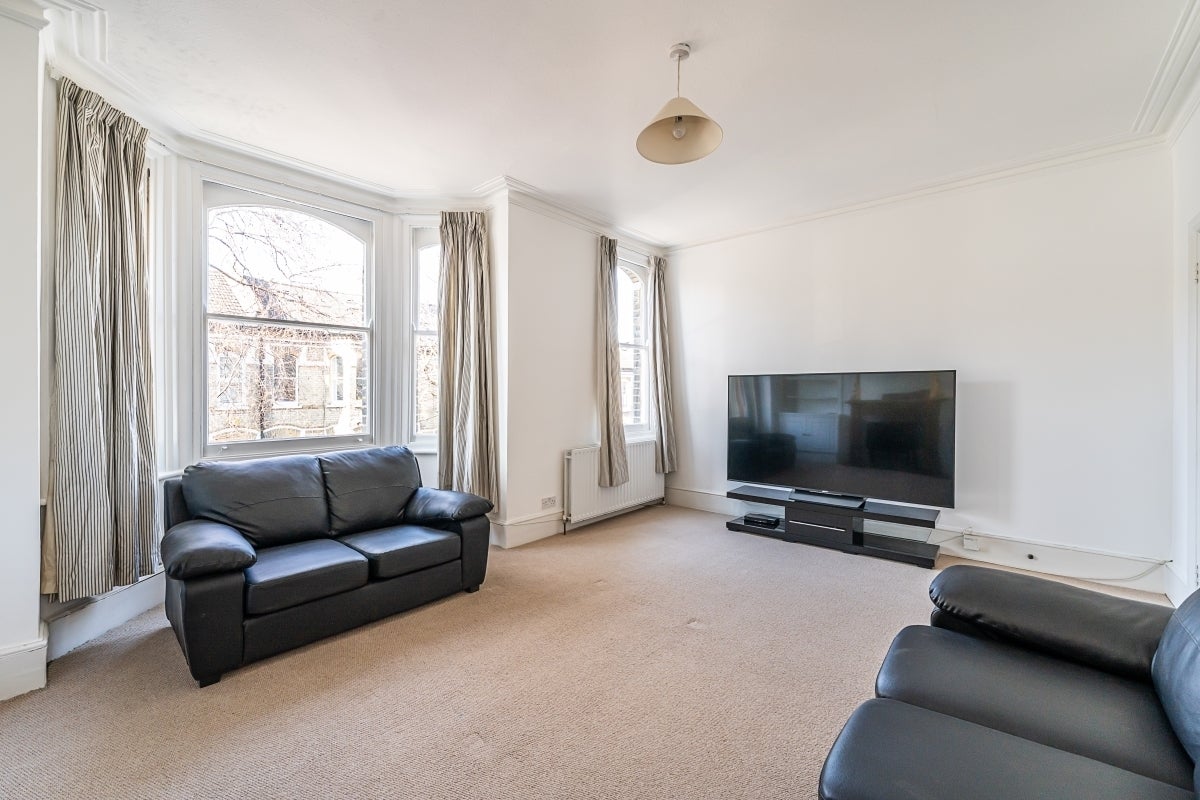 Flat Harbut Road in Greater London