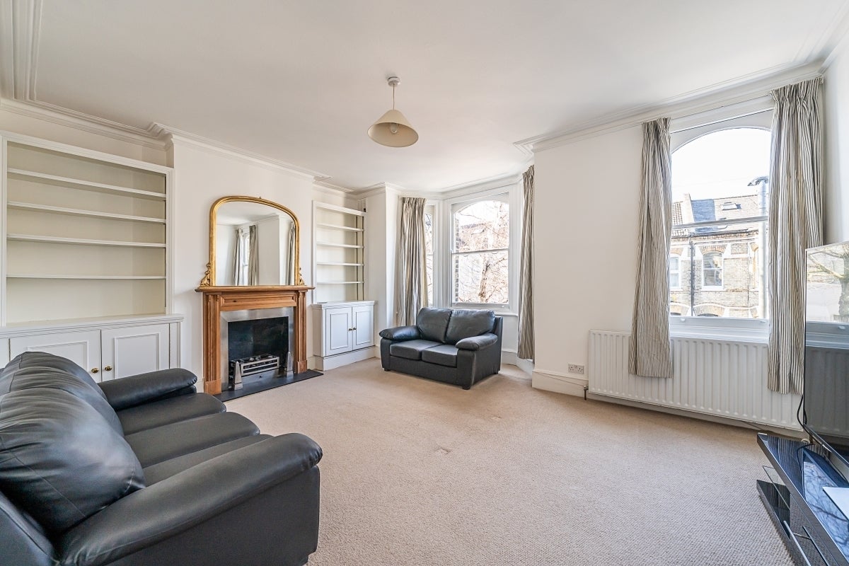 Flat Harbut Road in Greater London