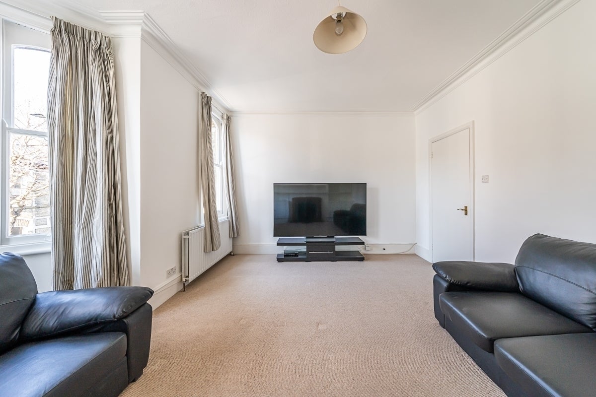 Flat Harbut Road in Greater London