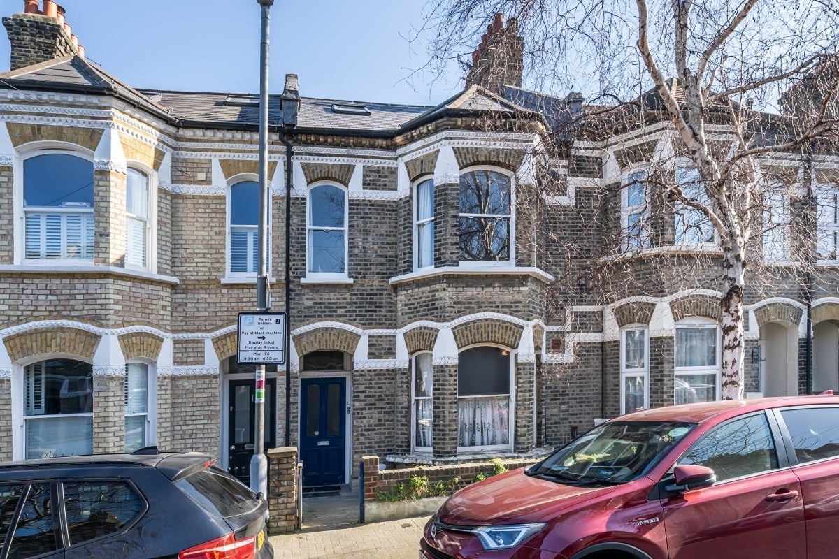 Flat Harbut Road in Greater London