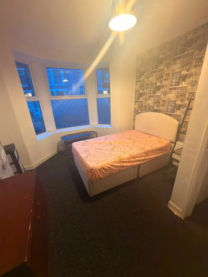 Room Bedford Road in Liverpool