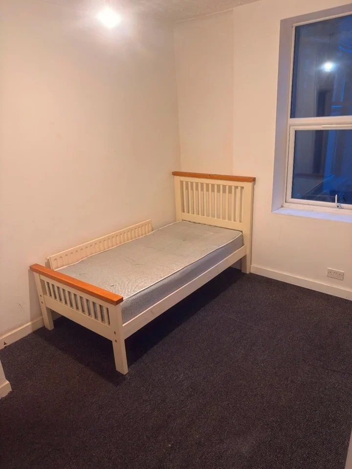 Room Bedford Road in Liverpool