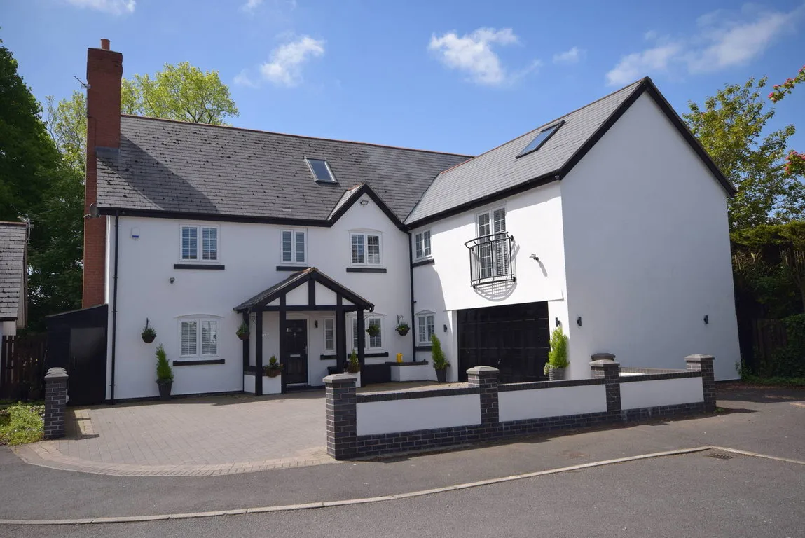 House Carriage Close in Hale