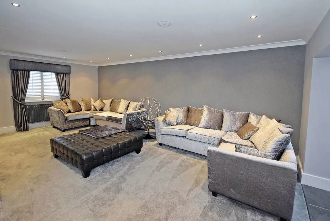House Carriage Close in Hale