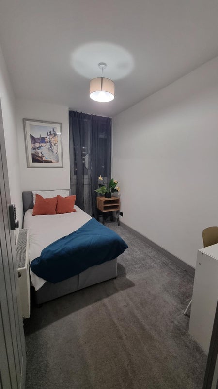 Room White Post Lane in Greater London
