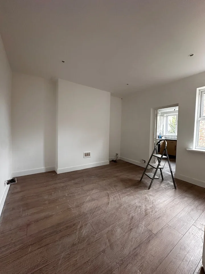 Flat Rosslyn Crescent in Greater London