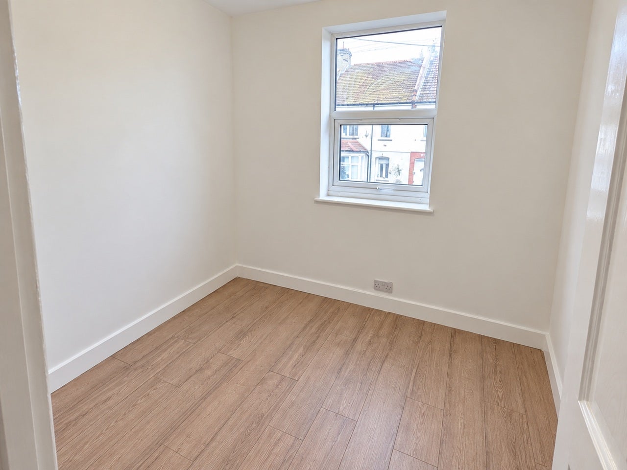 Flat Rosslyn Crescent in Greater London
