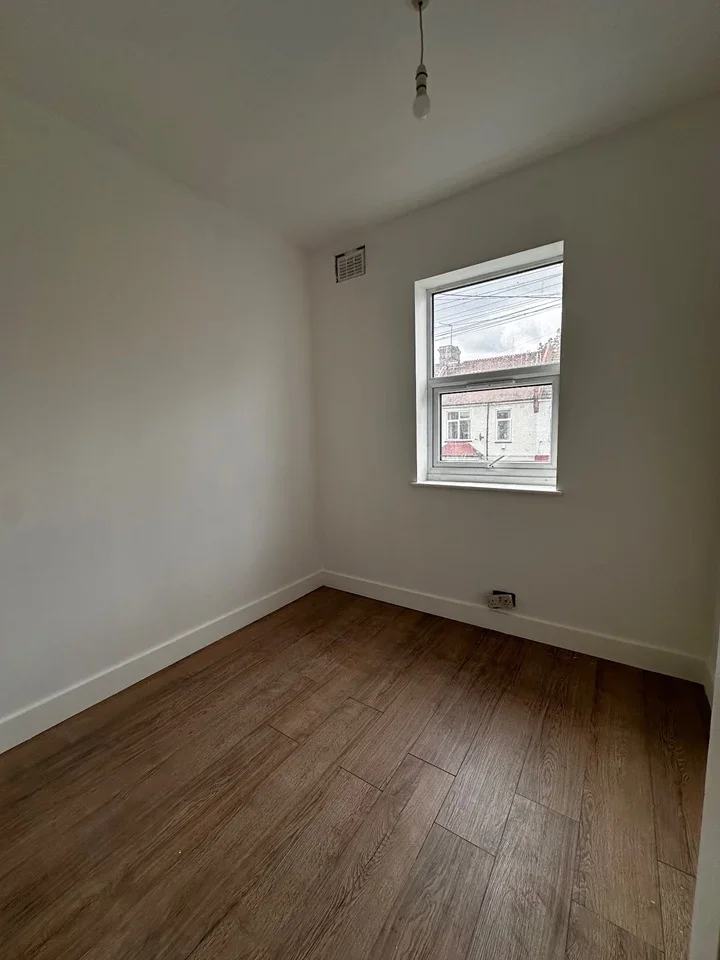 Flat Rosslyn Crescent in Greater London
