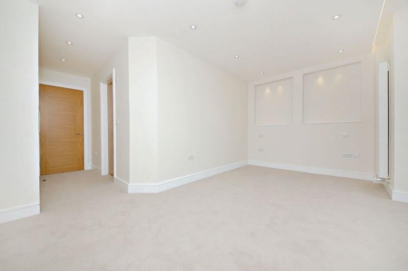 Flat Beechcroft Avenue in London