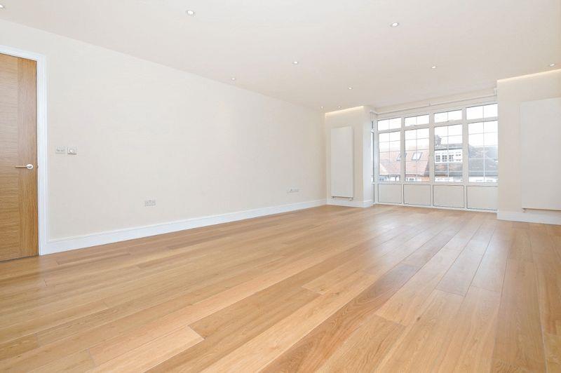 Flat Beechcroft Avenue in London