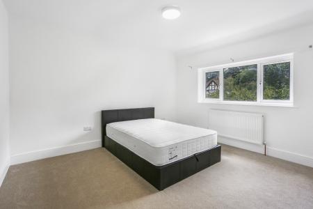 Room Ashenden Road in Guildford