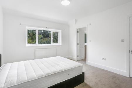 Room Ashenden Road in Guildford