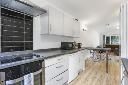 Room Ashenden Road in Guildford