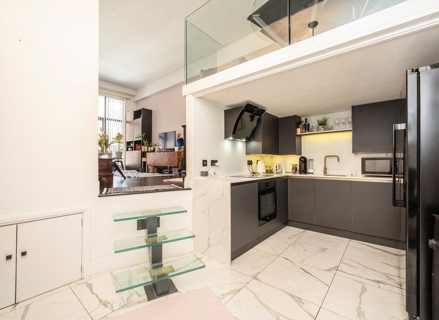 Flat Prescot Street in Greater London