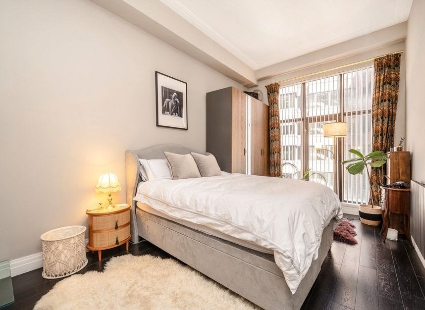 Flat Prescot Street in Greater London