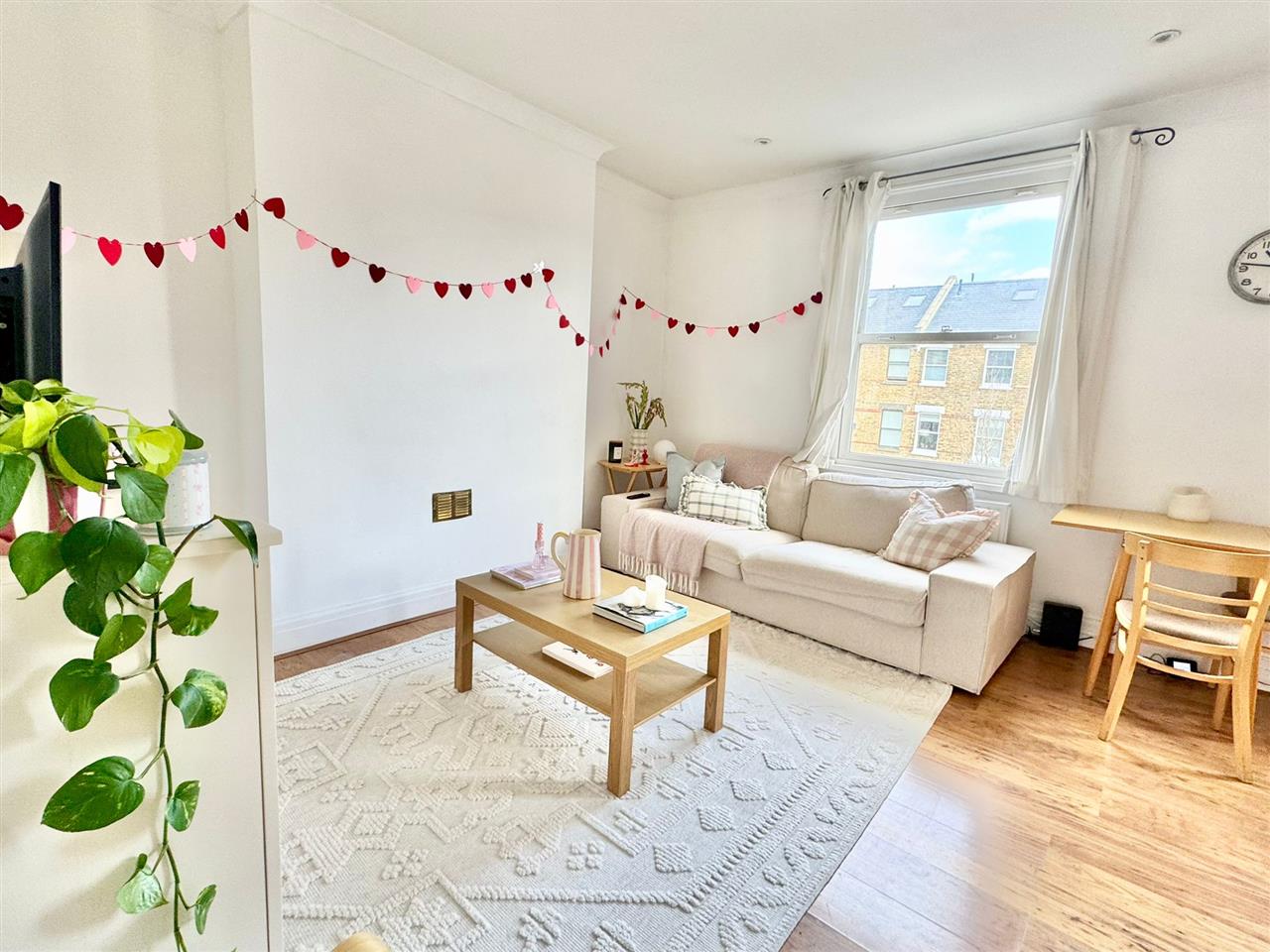 Flat Huddleston Road in Greater London
