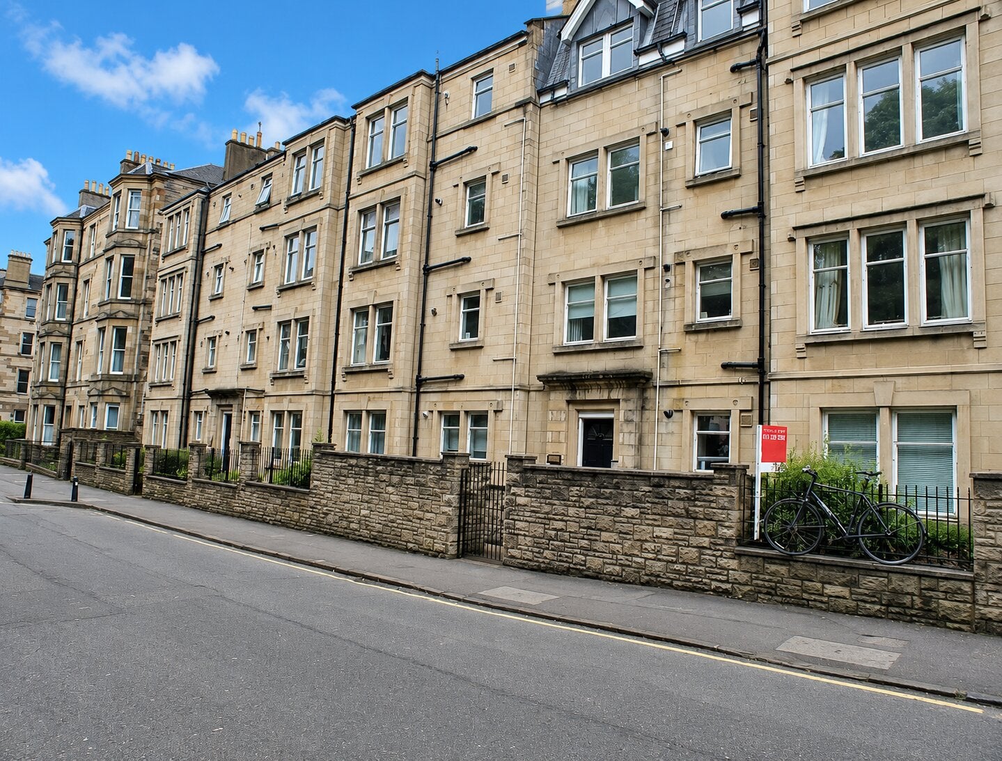 Flat Lauriston Gardens in City of Edinburgh