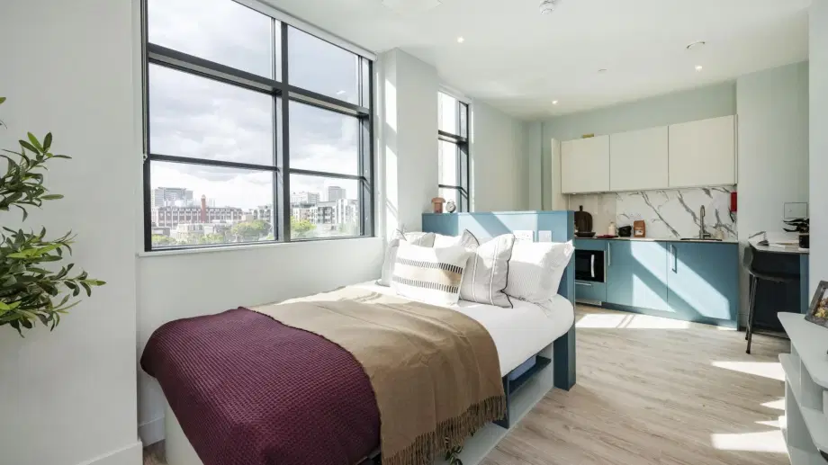 Flat Bath Street in Greater London